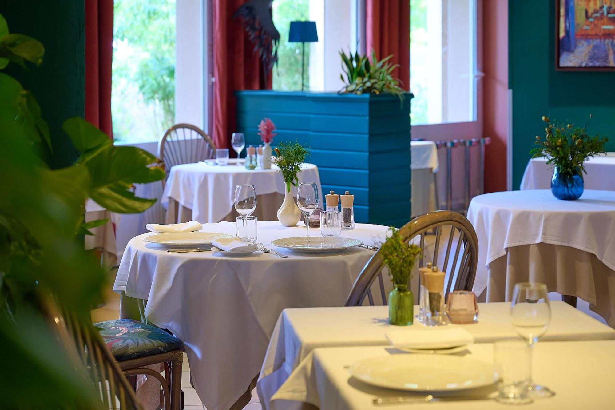 Logis L'Ermitage Hotel & Restaurant Saulges Eksteriør billede