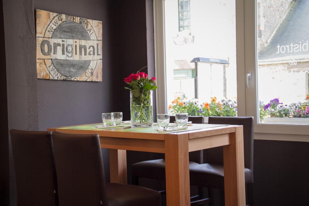 Logis L'Ermitage Hotel & Restaurant Saulges Eksteriør billede
