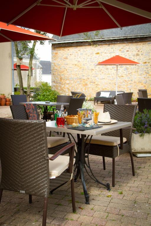 Logis L'Ermitage Hotel & Restaurant Saulges Eksteriør billede