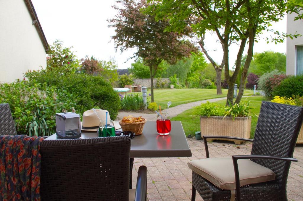 Logis L'Ermitage Hotel & Restaurant Saulges Eksteriør billede